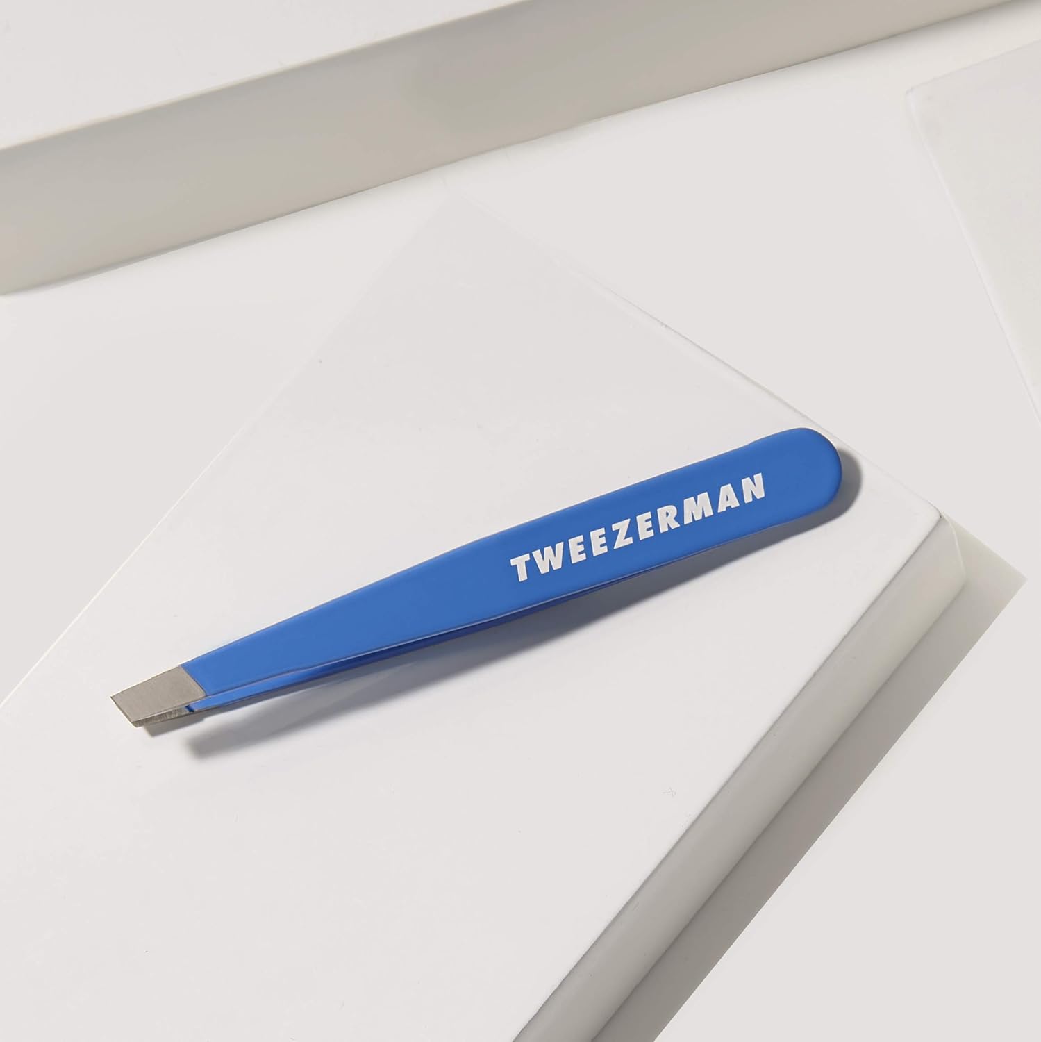 Mini Pinça Slant Tweezerman Bahama Azul - 7cm