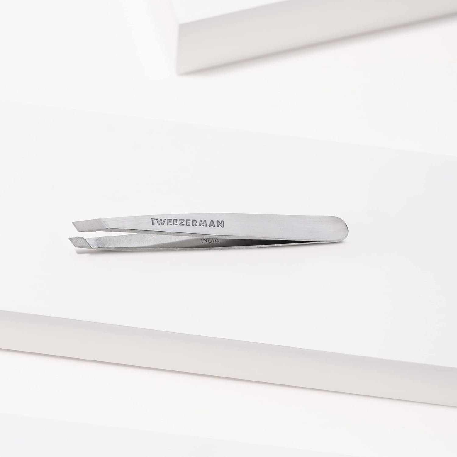 Mini Pinça Tweezerman Slant Classic Metalica - 7cm